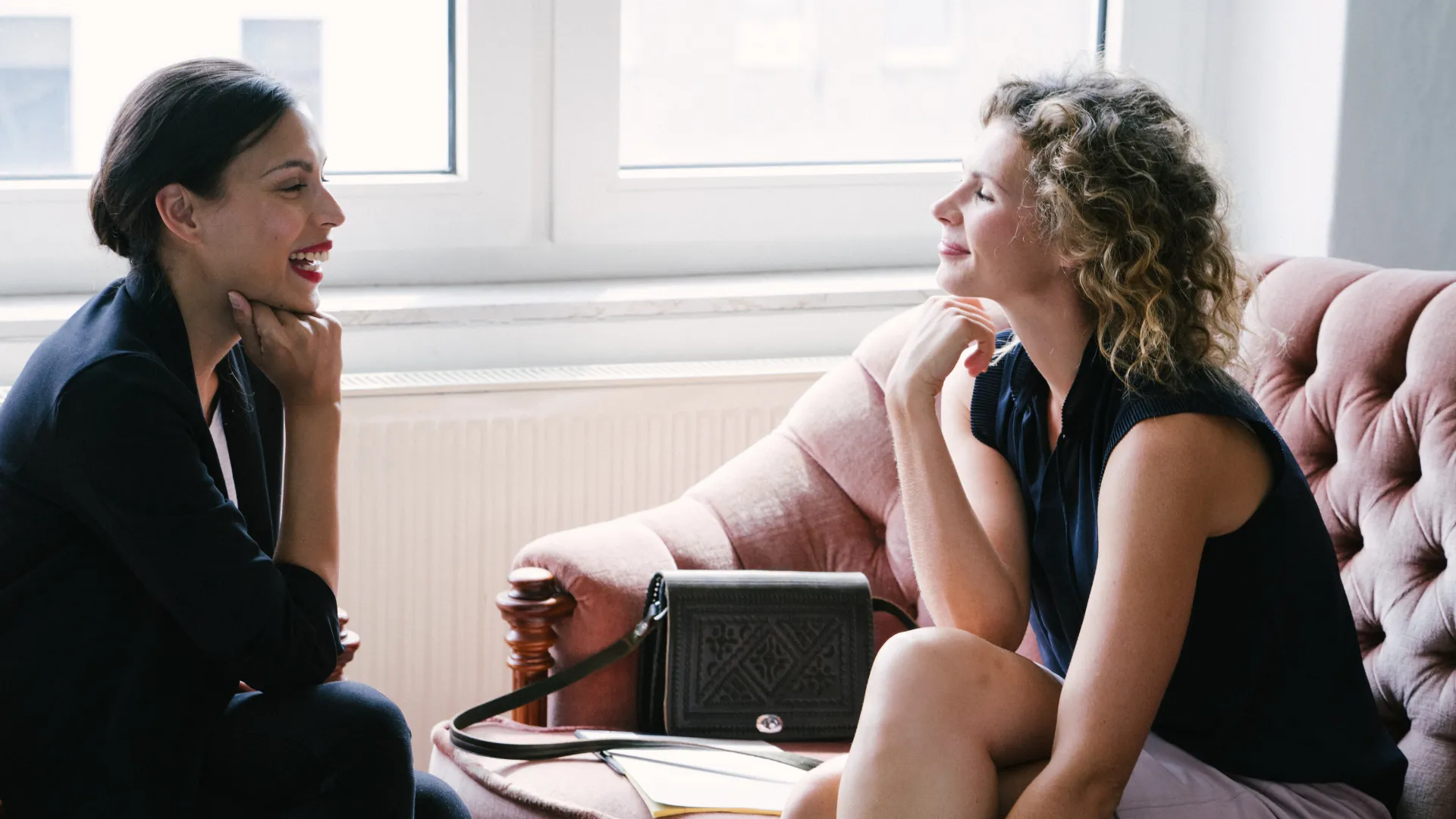 AVGS Frauencoaching Berlin – zwei Frauen im vertrauensvollen Gespräch